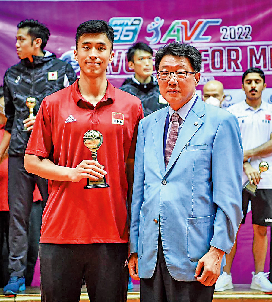 　　圖：張景胤（左）在亞洲盃獲得最有價值球員及最佳主攻手獎項。\網絡圖片