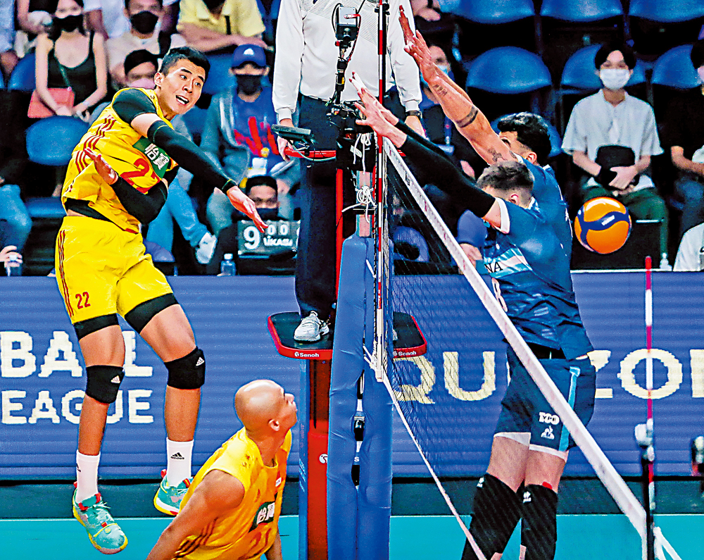 　　圖：張景胤（左）在世界男排聯賽比賽中扣球。