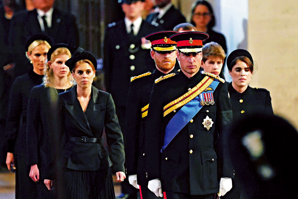 　　圖：女王的孫輩17日在威斯敏斯特禮堂為她守靈。\美聯社