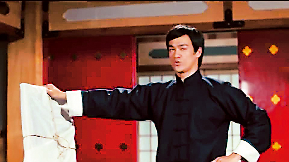 　　圖：李小龍穿着唐裝拍了不少電影，將中國功夫和唐裝緊扣一起。