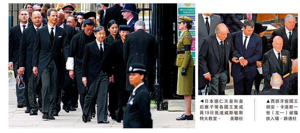 　　左圖：日本德仁天皇和皇后雅子等各國王室成員19日抵達威斯敏斯特大教堂。\美聯社；右圖：西班牙前國王胡安．卡洛斯一世（左一）被攙扶入場。\路透社