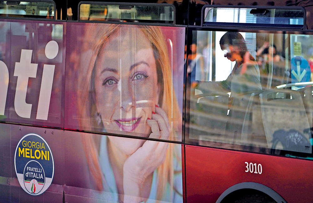 　　圖：巴士車身印有梅洛尼的競選廣告。\美聯社