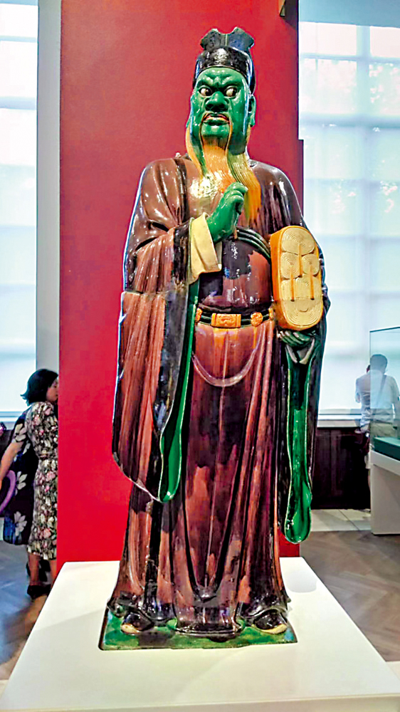 　　圖：大英博物館內的明代彩釉地獄判官像。\大公報記者陳正攝