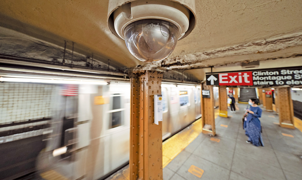 　　圖：紐約計劃在全市地鐵車廂內安裝攝像頭，圖為布魯克林地鐵站台的攝像頭。\美聯社