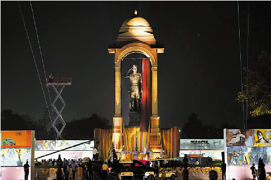 　　圖：印度民族獨立運動重要領導人內塔吉的雕像8日矗立在印度門前。\美聯社