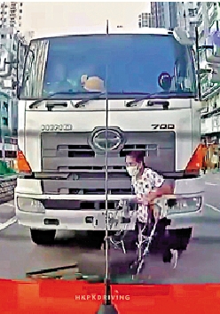 　　圖：8月20日，一名66歲老婦在長沙灣東京街橫過馬路時，被泥頭車捲入車底送院危殆。