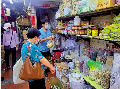 　　圖：嘉咸街街市的「興隆醬園」擁逾百年歷史，販售糧油雜貨。