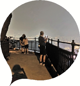 　　圖：攝影愛好者在觀景台邊架起設備捕捉夜景。