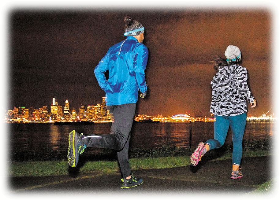 　　圖：夜跑時，應穿着具有反光材質的運動裝備。\資料圖片