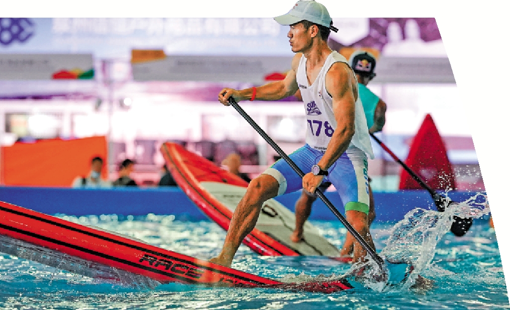 　　圖：張猛（前）在靜水中划槳板。