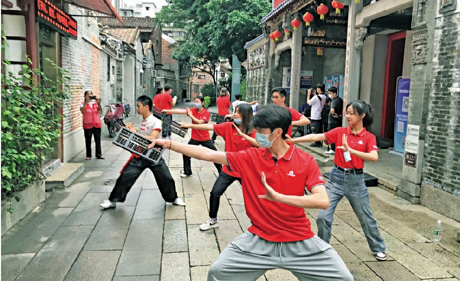 　　圖：港澳青年在佛山體驗不同流派的佛山功夫。\大公報記者敖敏輝攝