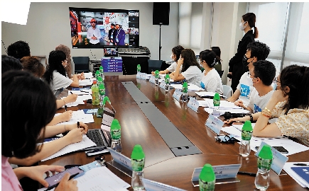 　　圖：9月23日下午，香港學子透過屏幕進行雲採訪。\大公報攝