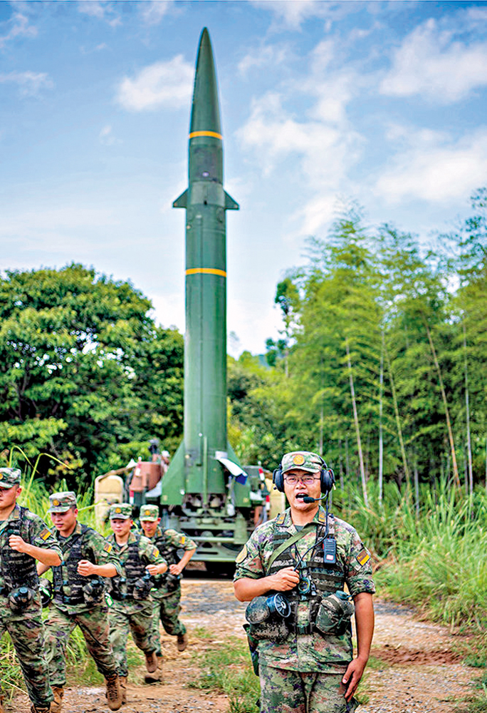 　　圖：環台海聯合軍演中，東部戰區火箭軍官兵進行野外部署。