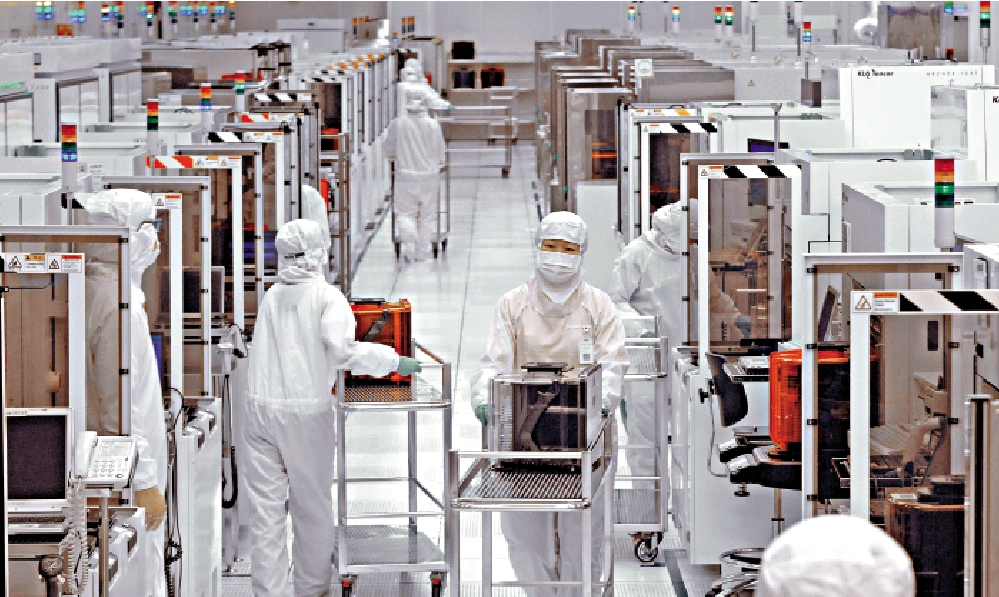 　　圖：由於台灣是先進芯片的最大供應來源，美國企業擔心如果兩岸發生軍事衝突，將拿不到所必需的芯片。圖為台灣一家半導體公司的廠房。\資料圖片