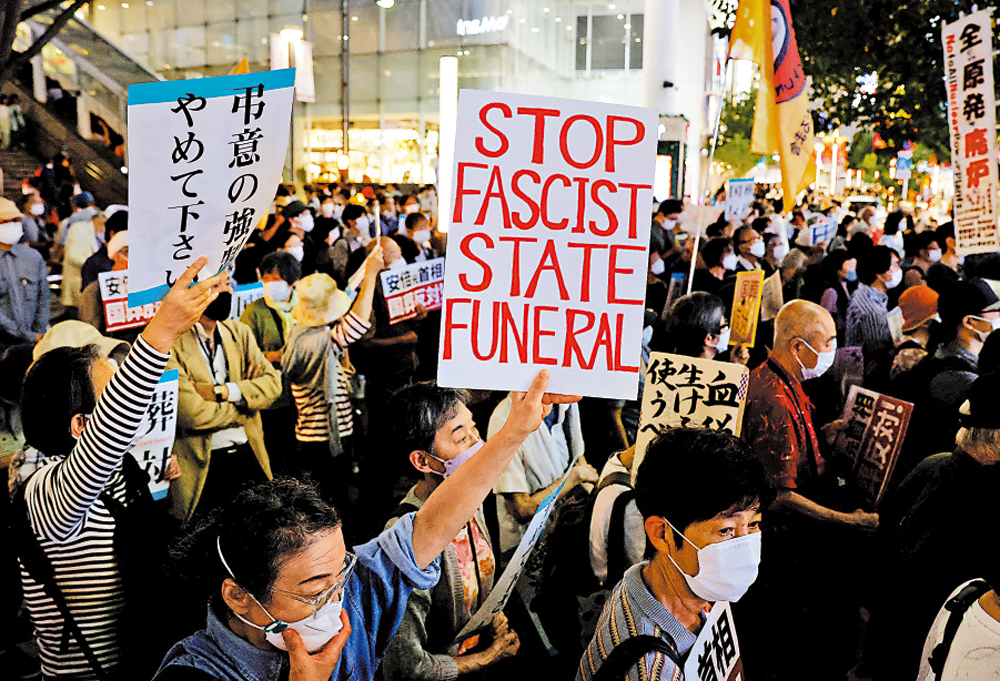 　　圖：日本前首相安倍晉三今國葬，圖為東京街頭25日爆發的反國葬示威。\路透社
