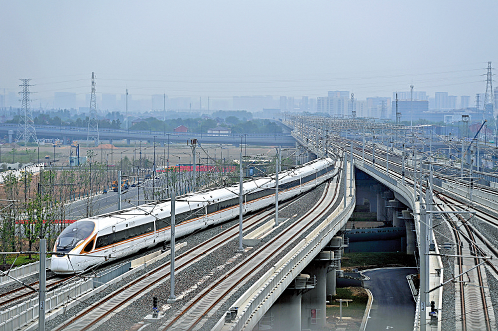 　　圖：22日，合杭高鐵湖州至杭州段首趟列車從杭州西站駛出。\新華社