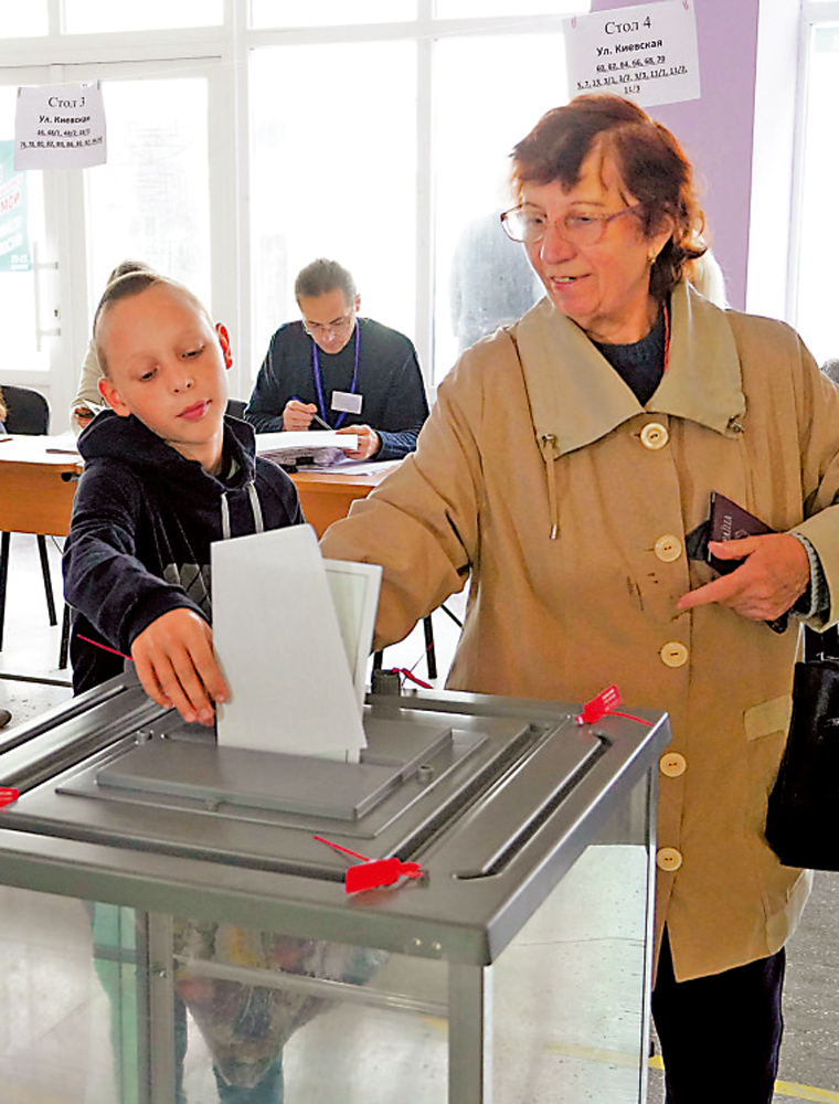 　　圖：馬里烏波爾民眾27日參與入俄公投。\法新社