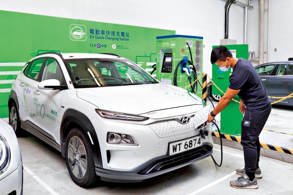 　　圖：中電的電動車充電站免費充電服務，會延長至明年底。