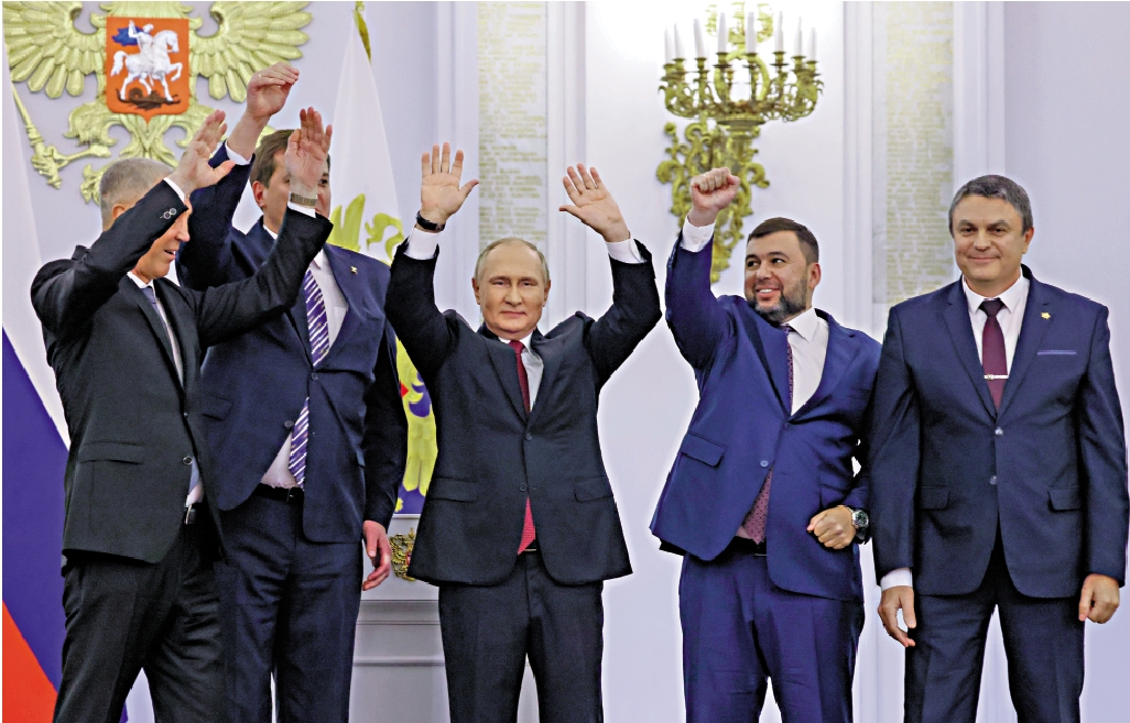 　　圖：俄羅斯總統普京（中）9月30日在克宮會見入俄的四地領導人。\美聯社