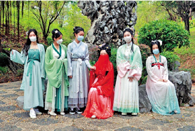 　　圖：參與秋遊活動的同學們穿上不同朝代的漢服，在九龍寨城公園拍照留念。