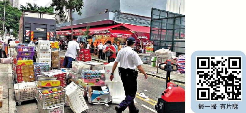 　　圖：柴灣一間新開的火鍋食材店，將大量貨物及發泡膠箱擺放於店外，嚴重阻街。