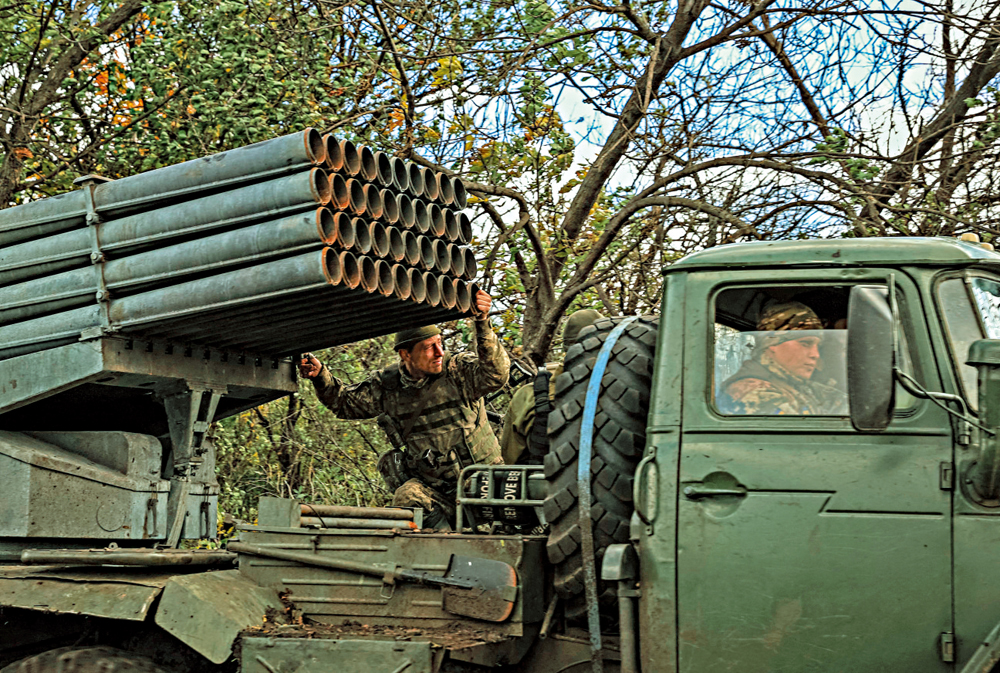 　　圖：烏軍3日向頓涅茨克地區的俄軍陣地發射多管火箭炮。\法新社