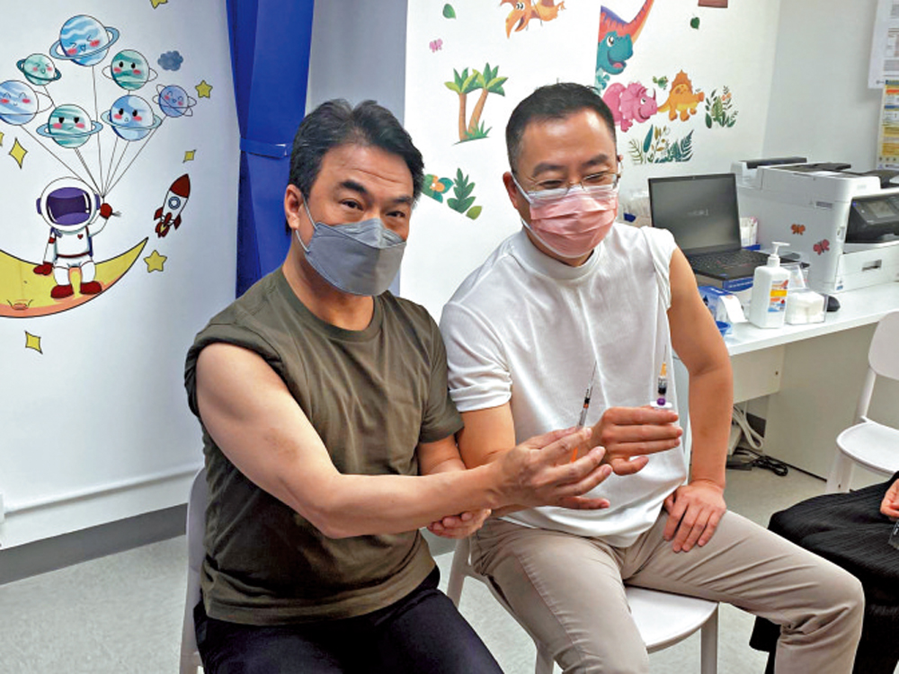 　　圖：「尚至醫療」負責人解釋同時接種的好處與風險。\大公報記者邵穎攝