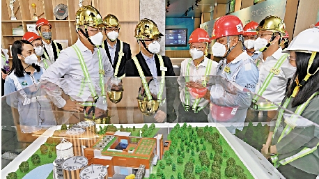 　　圖：環境及生態局局長謝展寰（左四）昨日出席環境保護署有機資源回收中心第二期（O．PARK2）項目平頂儀式，並聽取承建商代表講解。