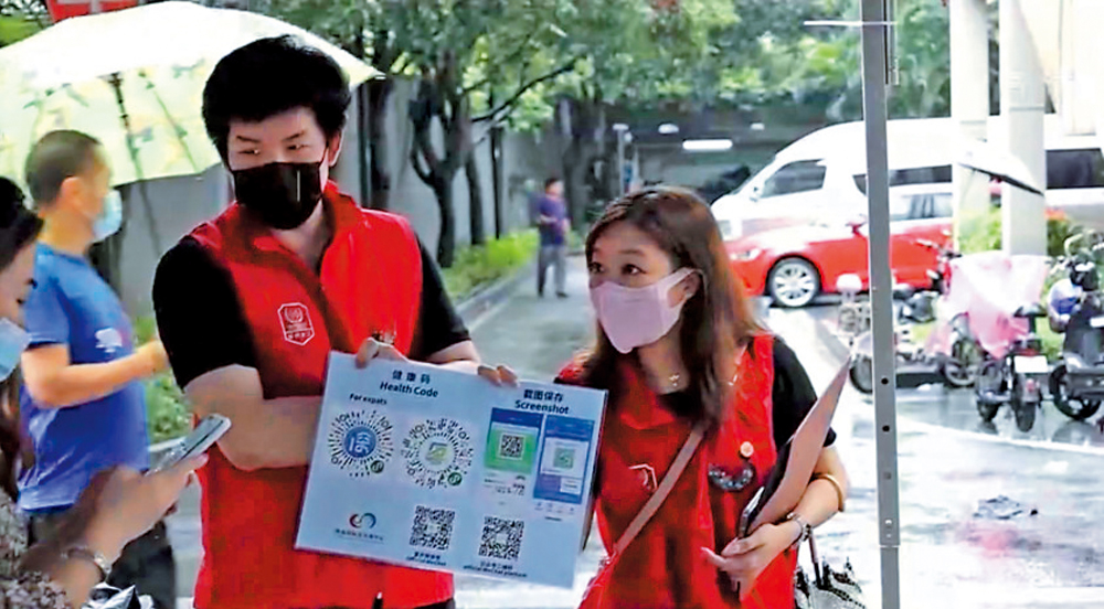 　　圖：楊翠兒（右）時常穿着紅色馬甲，化身深圳社區核酸檢測點的志願者。