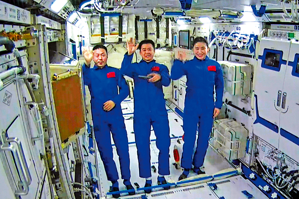 　　圖：2022年7月25日，神舟十四號航天員乘組順利進入問天實驗艙。\新華社