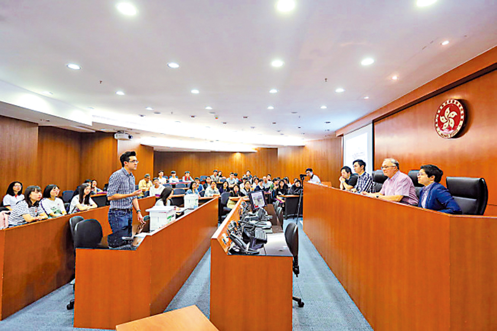 　　圖：中大法學課程的同學在模擬法庭學習法庭審訊實務。