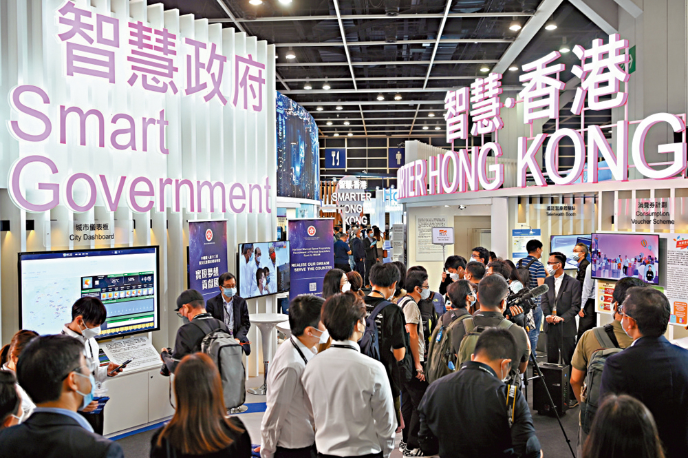 　　圖：國際資訊科技博覽設置智慧政府展館，吸引大批市民入場參觀。\中新社