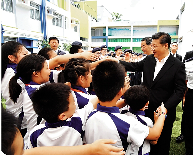 　　圖：2017年6月30日，總書記來到元朗八鄉的少年警訊永久活動中心，看望正在訓練的香港青少年。\新華社