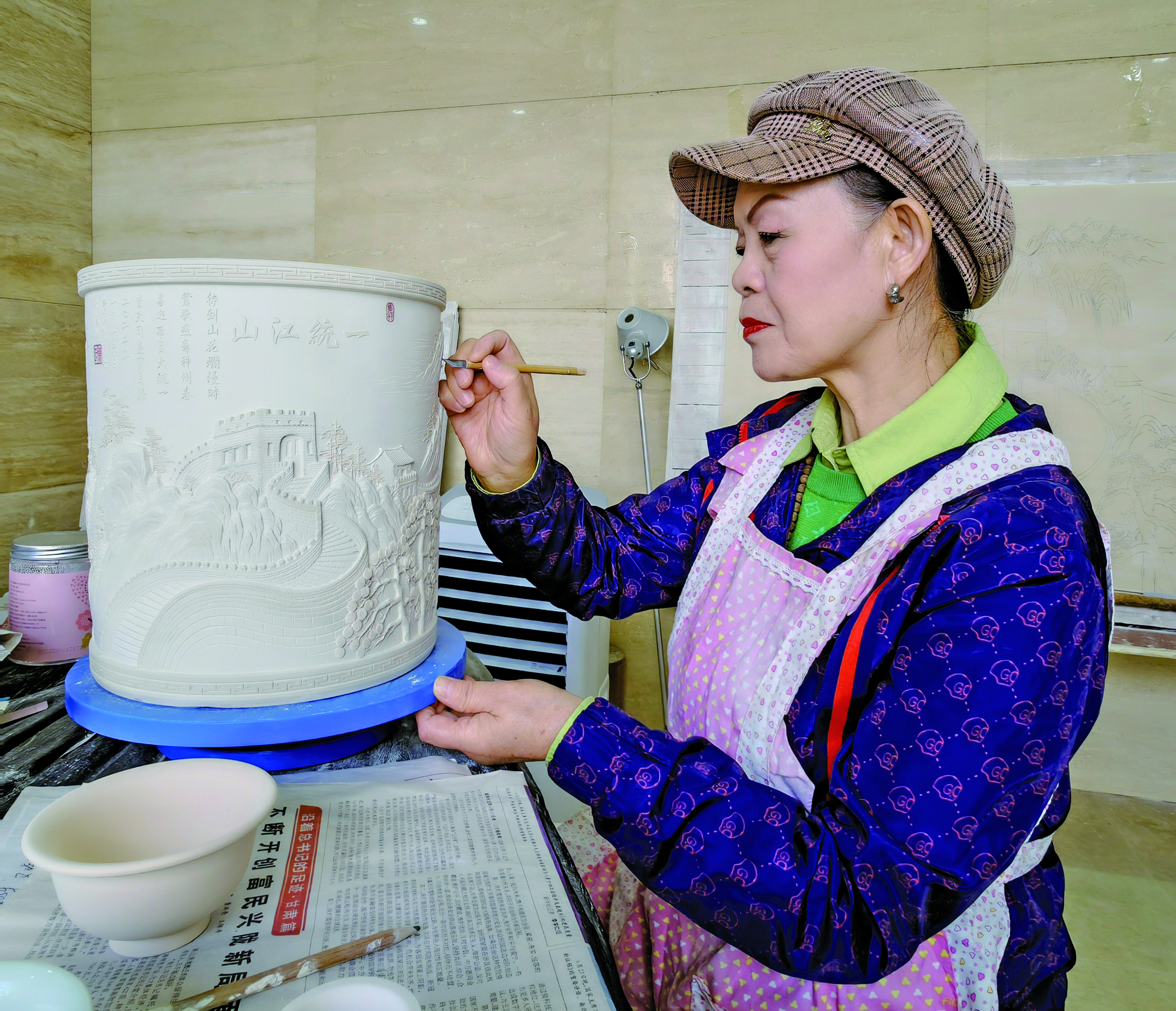 圖:中國工藝美術大師、中國輕工大國工匠曹愛勤博士在創作。\王逍攝