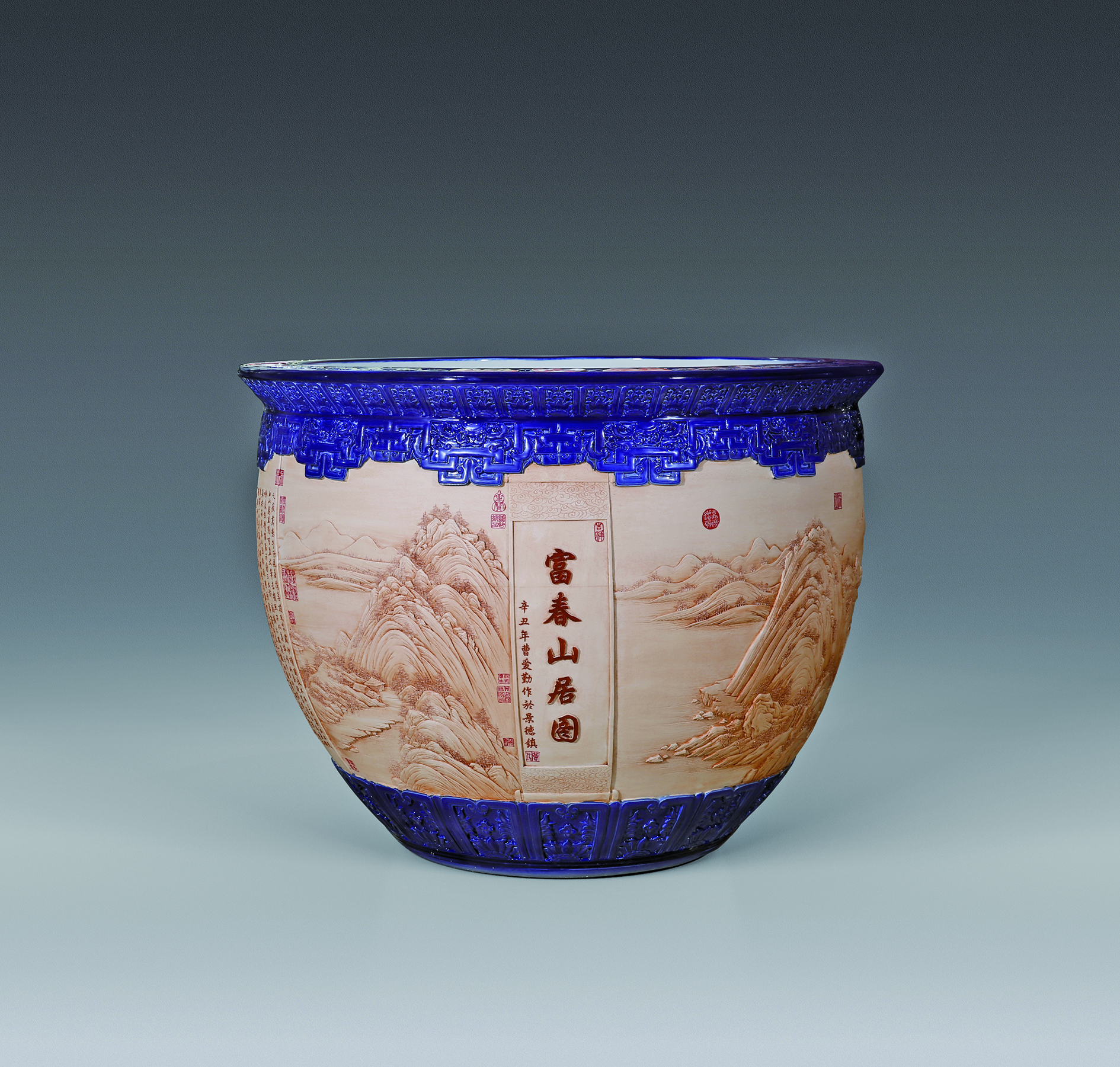 　　圖：《富春山居圖》青花釉里紅半刀泥雕刻瓷缸。