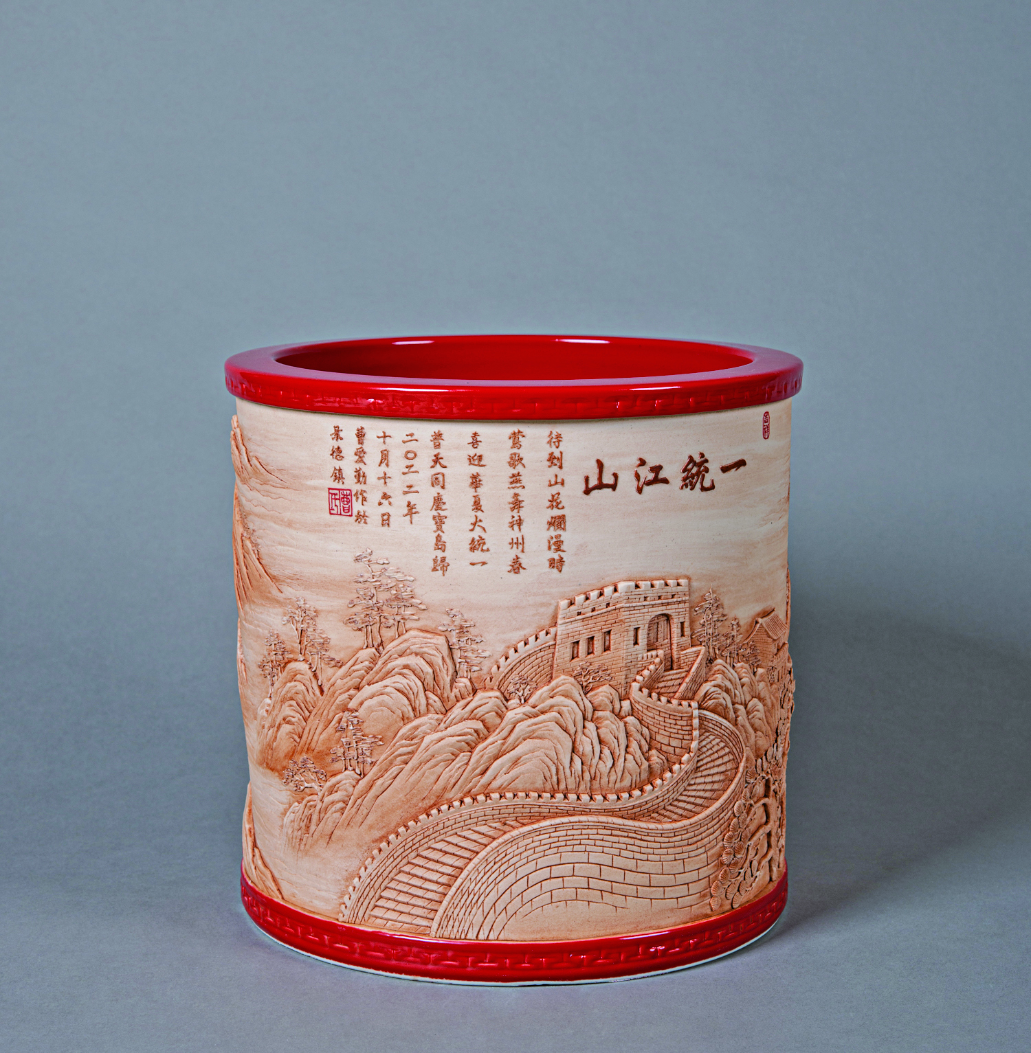 　　圖：《一統江山》福筒採用半刀泥洪州瓷雕技法，集詩、書、畫、印於一體，其中詩：待到山花爛漫時，鶯歌燕舞神州春；喜迎華夏大統一，普天同慶寶島歸。