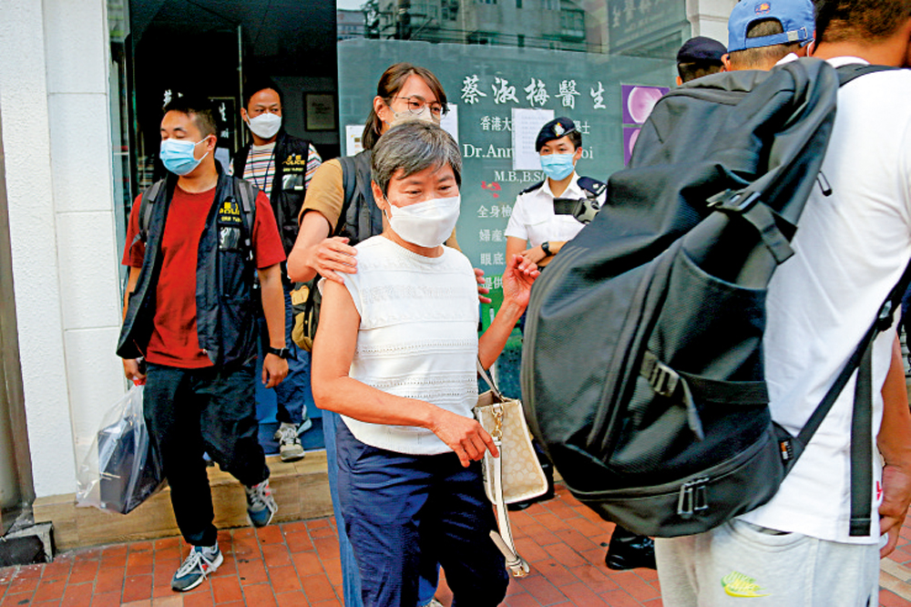 　　圖：64歲女醫生蔡淑梅暫被控兩項「串謀詐騙」罪，昨下午於屯門裁判法院提堂。