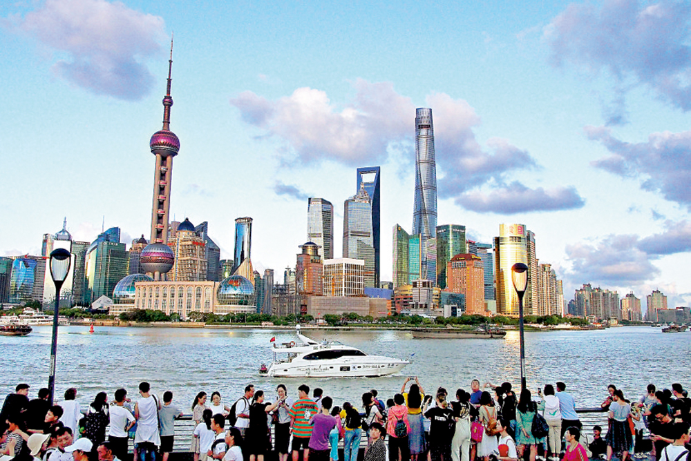 　　圖：遊客在外灘欣賞浦東陸家嘴金融城景色。\新華社
