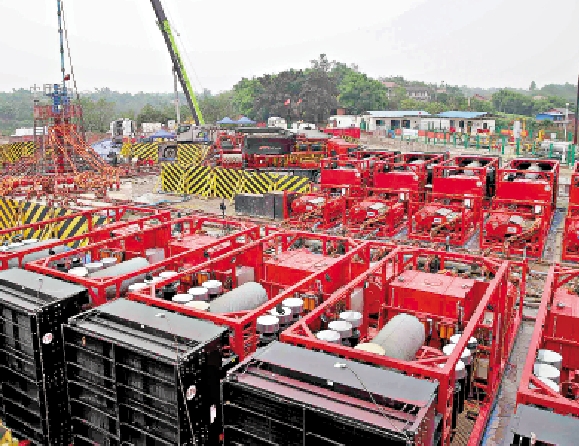 　　圖：中國石化西南石油局頁岩氣儲層改造施工現場。