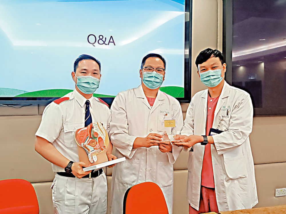 圖:港島東醫院聯網外科顧問護師(泌尿外科)呂嘉樂(左)表示,聯網每年平均有四千名病人需佩戴導尿管引流尿液。