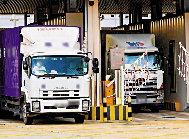 　　圖：跨境貨車在深圳蓮塘口岸通過共同檢查、一次放行的「一站式」通關。\新華社