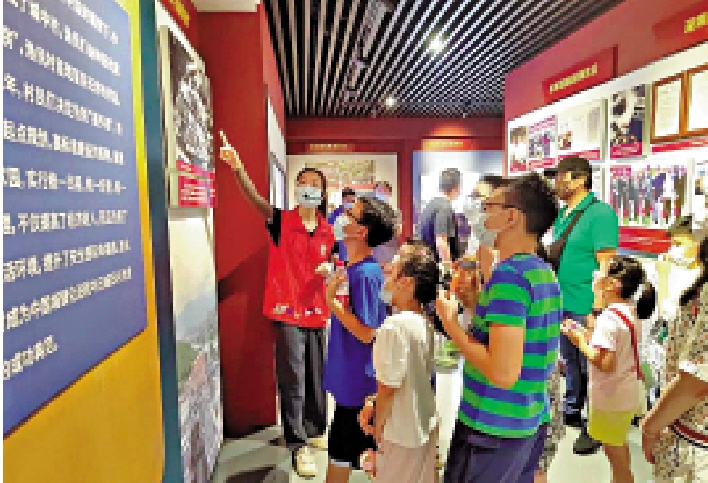 　　圖：8月，近百名在深港澳青少年到羅湖漁民村村史館、青年廣場等體驗點了解羅湖歷史。