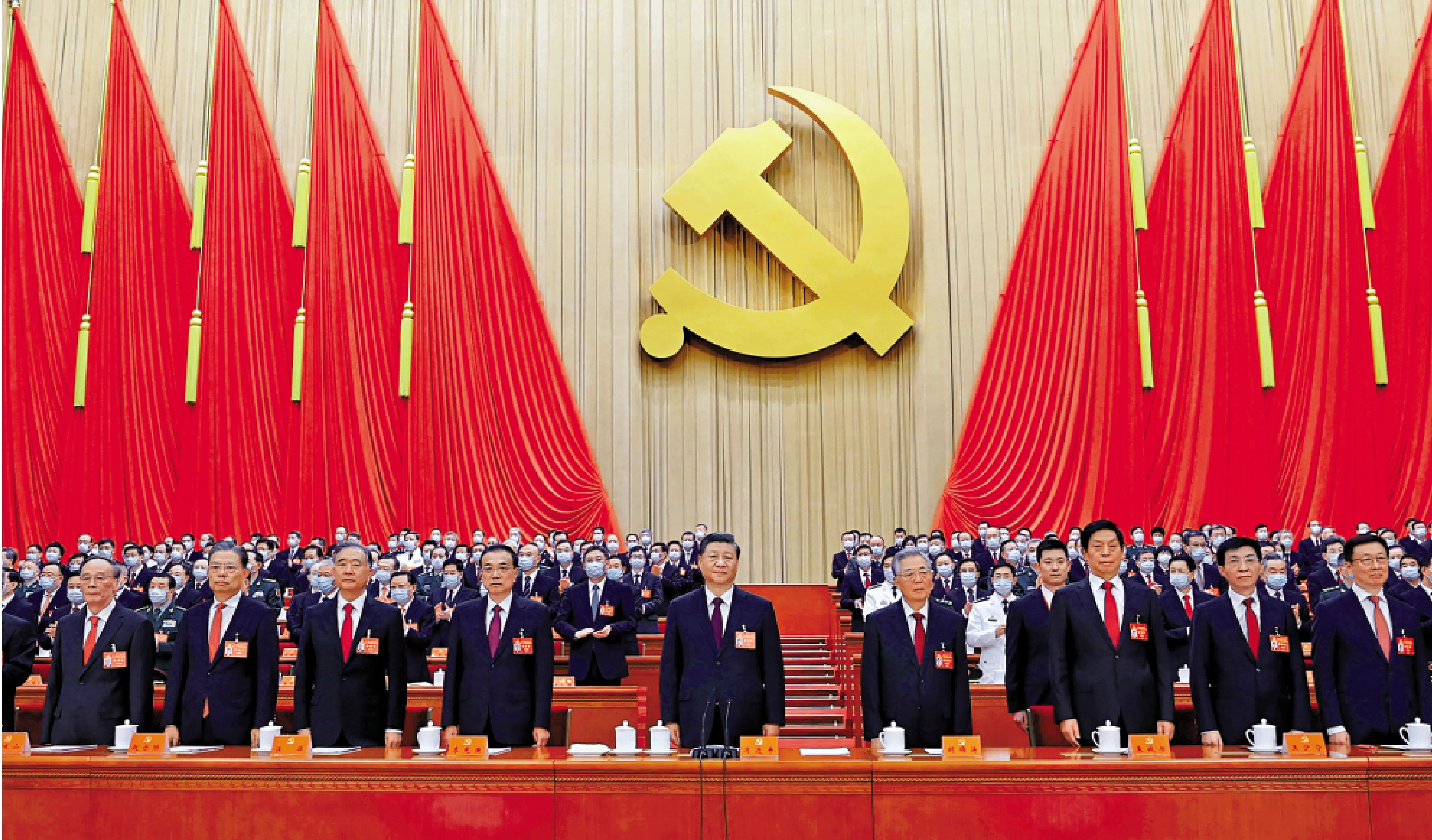 　　圖：10月22日，中國共產黨第二十次全國代表大會在北京人民大會堂勝利閉幕。這是習近平、李克強、栗戰書、汪 洋、王滬寧、趙樂際、韓 正、王岐山、胡錦濤在主席台上。\新華社