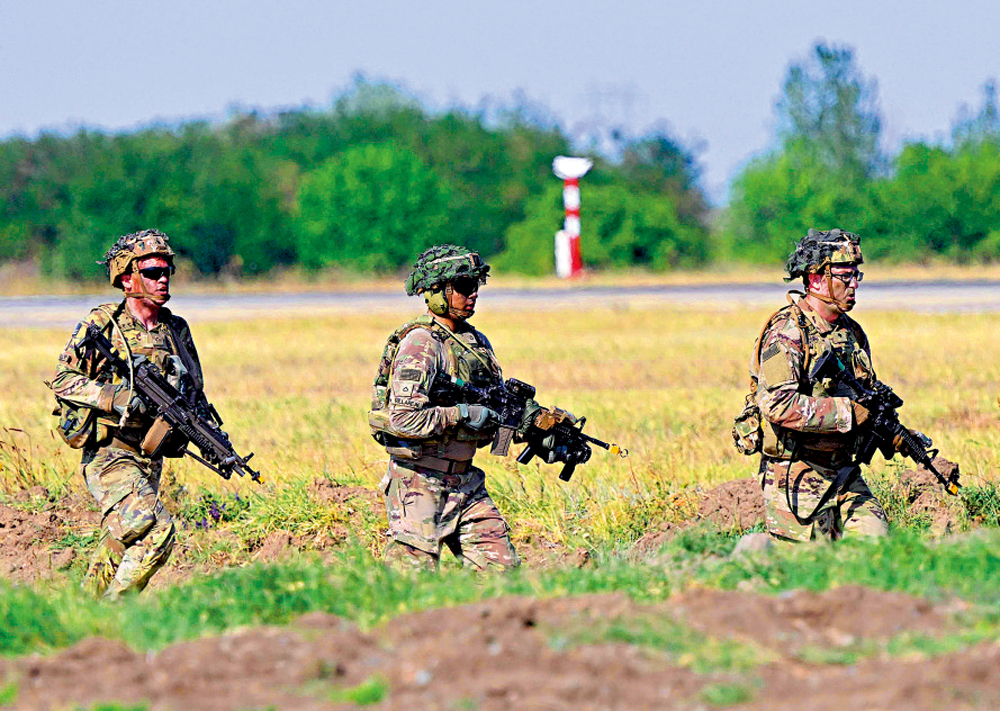 　　圖：7月30日，美國陸軍第101空降師在羅馬尼亞進行聯合軍演。\法新社