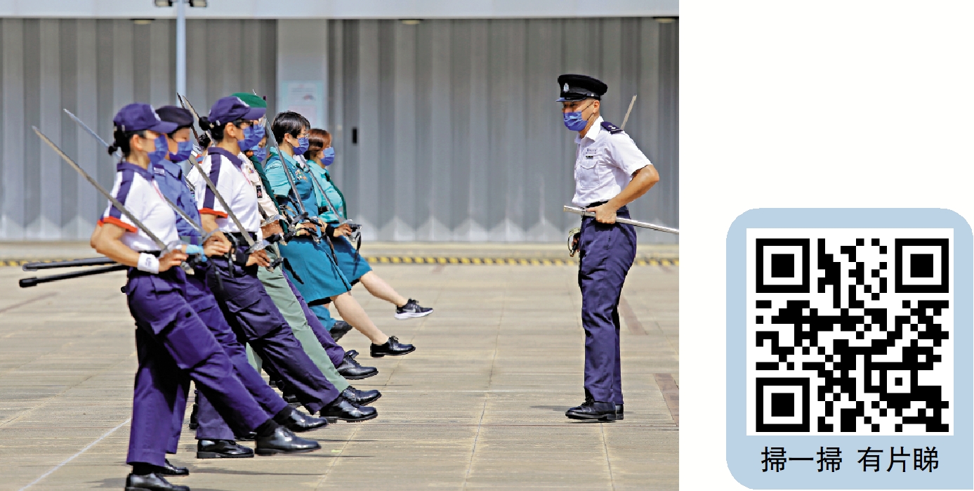 　　圖：「中式隊列導師研習班」為期六天，由警隊代表向學員作親身示範及指導。/大公報記者何嘉駿攝