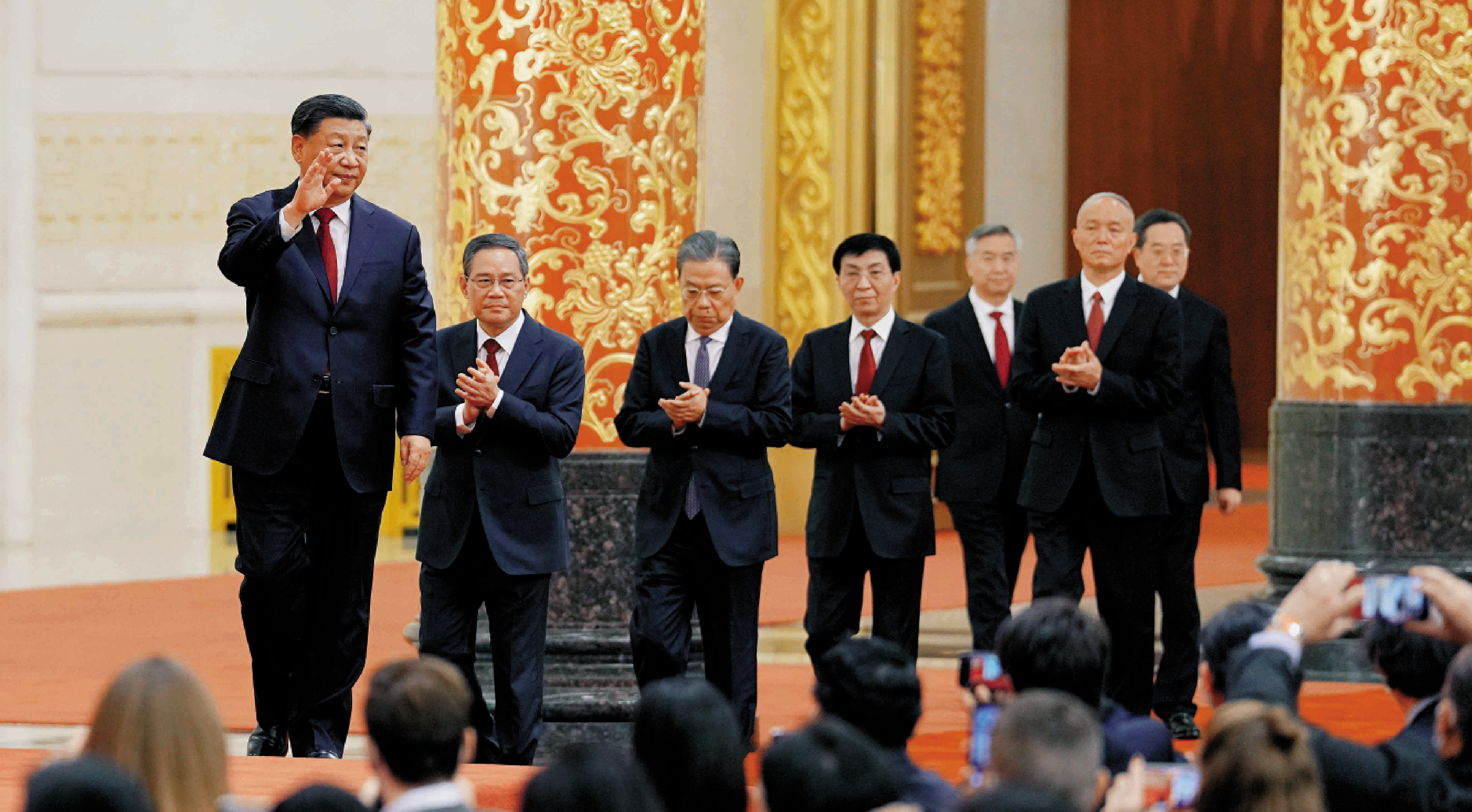 　　圖：23日，剛剛在中國共產黨第二十屆中央委員會第一次全體會議上當選的中共中央總書記習近平和中共中央政治局常委李強、趙樂際、王滬寧、蔡奇、丁薛祥、李希在北京人民大會堂同中外記者親切見面。\中新社