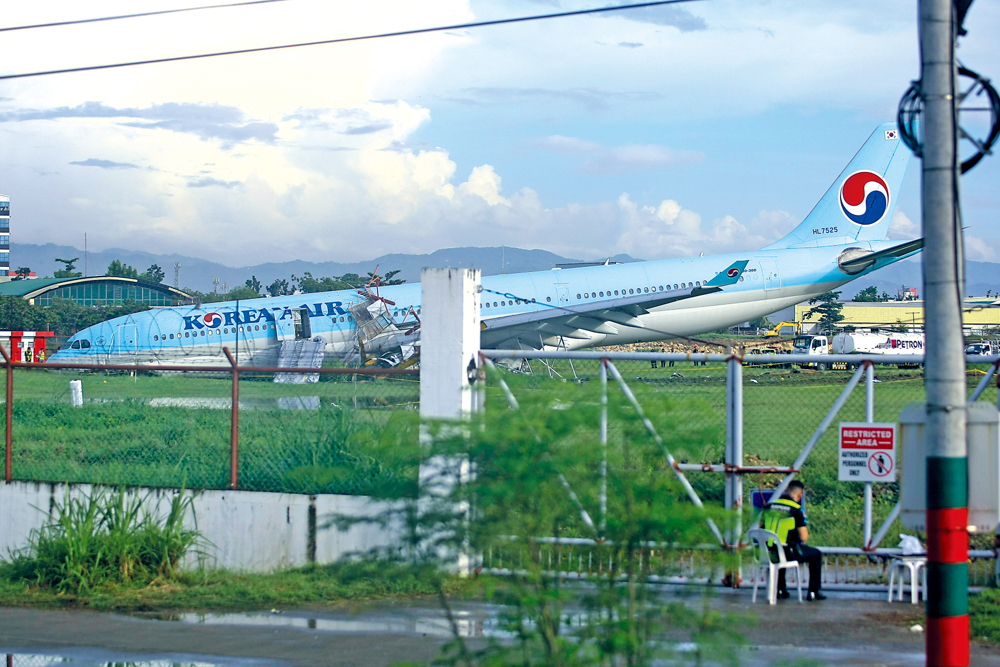　　圖：大韓航空一架客機衝出跑道，導致宿霧機場24日關閉。\美聯社