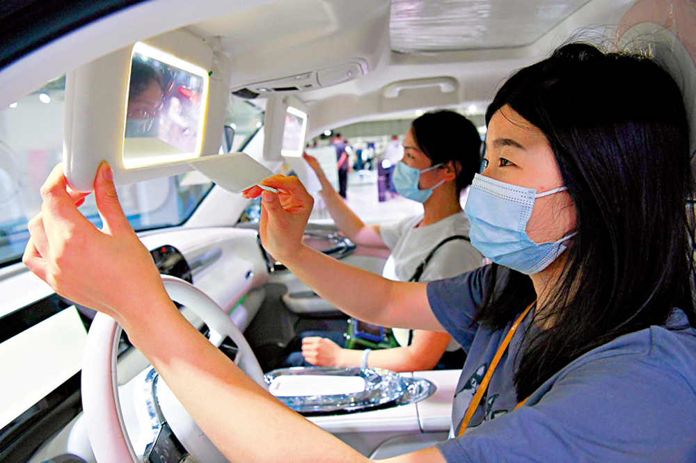 　　圖：在2022世界製造業大會上，觀眾體驗一款新能源汽車。\新華社