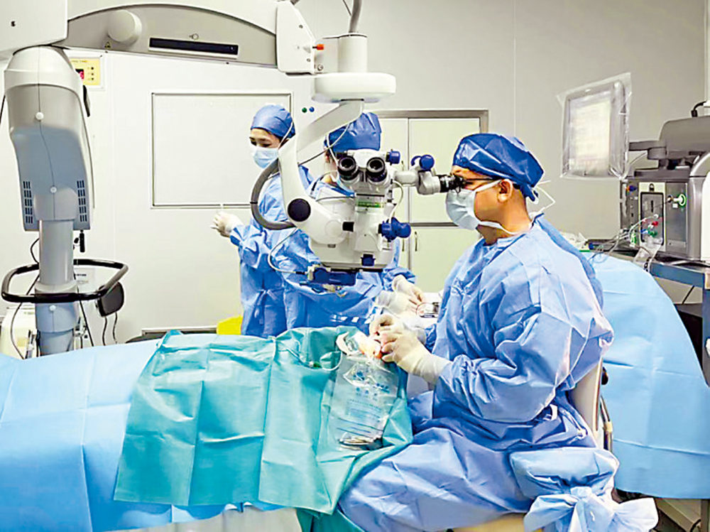 　　圖：「港澳藥械通」添眼科新藥，圖為醫生為患者做手術。\受訪者供圖