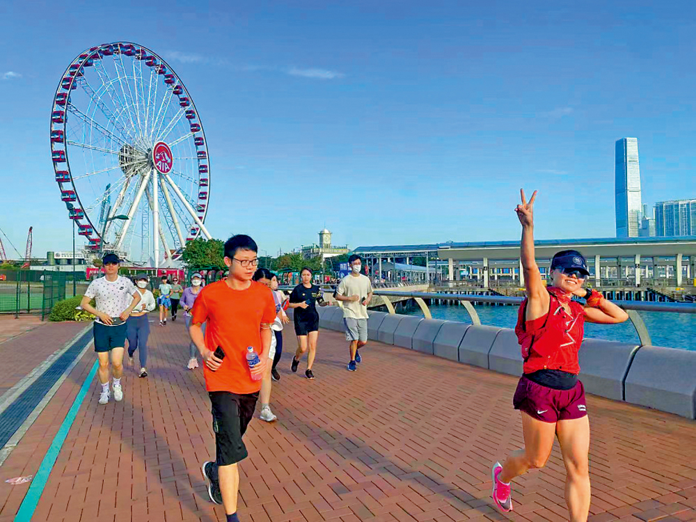 　　圖：活動參與者在香港中環摩天輪起步。\受訪者供圖